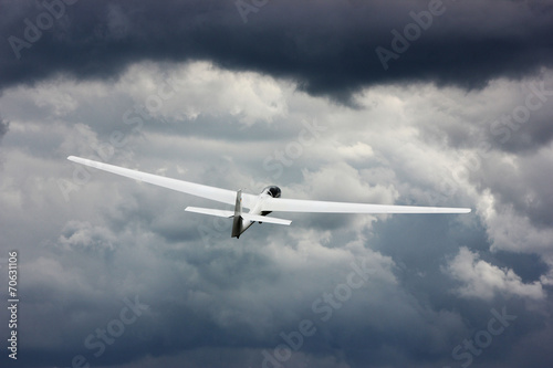 Segelflugzeug vor einem Gewitter