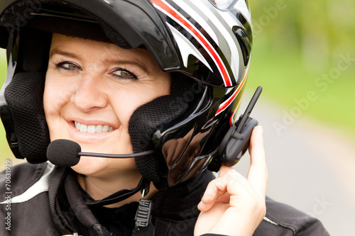 Motorradfahrerin mit Freisprechanlage