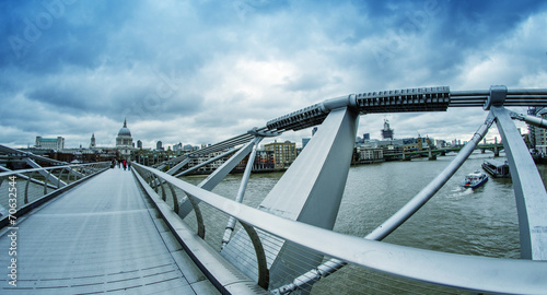Bild auf Leinwand The Millennium Bridge, London