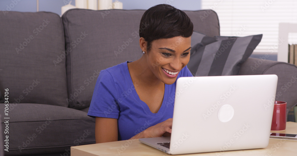 Naklejka premium African woman surfing the net