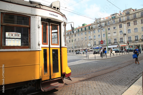 tranvía amarillo por las calles de lisboa 7307-f14