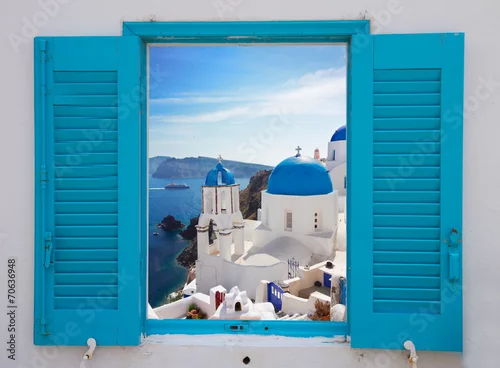 Fototapeta okno z widokiem na kalderę i kościół, Santorini