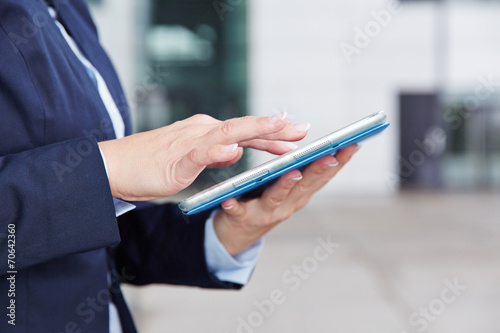 Hand einer Geschäftsfrau auf Tablet Computer