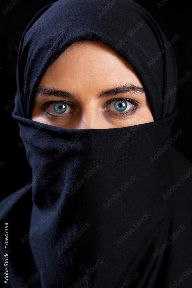 Naklejka premium Vertical view of woman in the veil