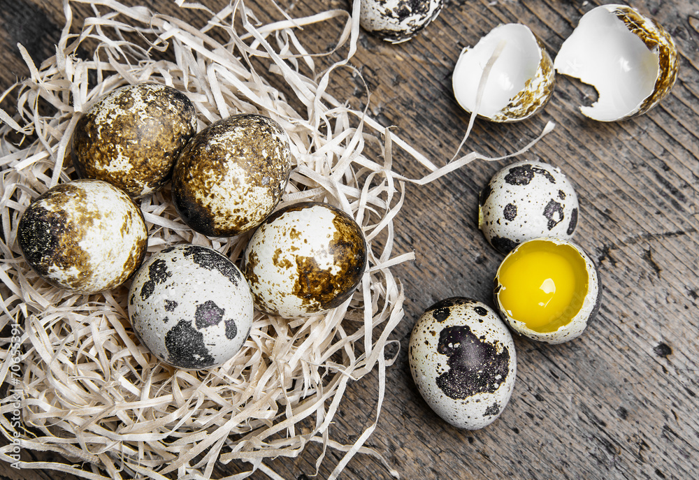 Obraz premium raw fresh quail eggs