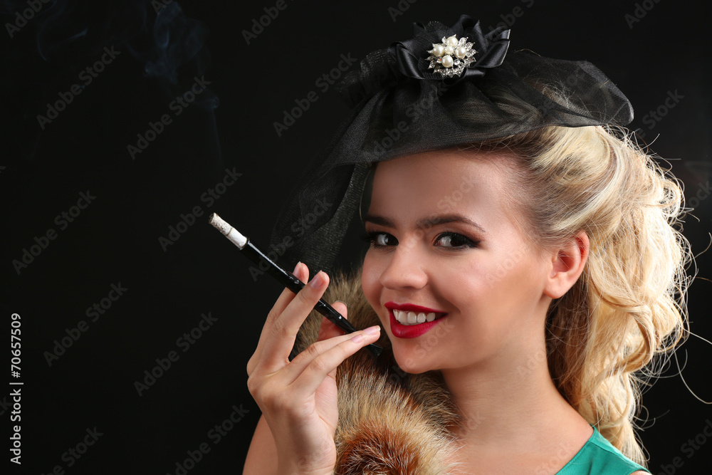 Obraz premium Beautiful woman in retro style, on dark background