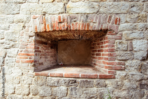 Nicchia, muro di mattoni e pietra, antico photo