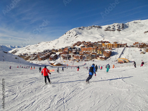 Fototapeta SNowy landscape in winter with skiers on a ski slope in the resort of Val Thoren