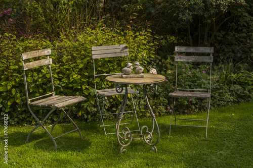 Salon de jardin, table et chaises