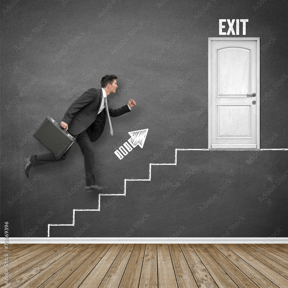 Obraz premium Mężczyzna wbiegający po schodach