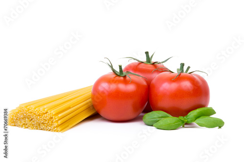 spaghetti, tomaten und basilikum
