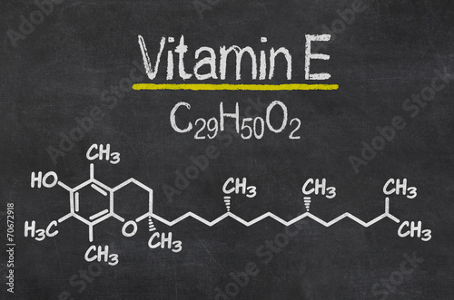 Schiefertafel mit der chemischen Formel von Vitamin E
