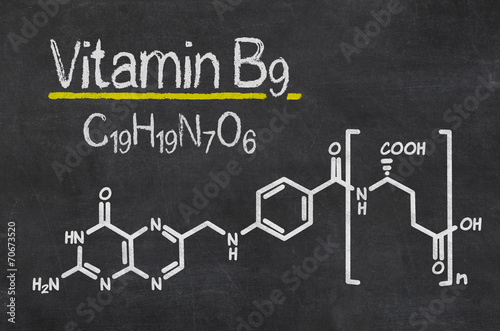 Schiefertafel mit der chemischen Formel von Vitamin B9