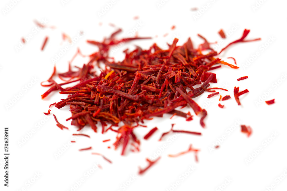 Naklejka premium pile of saffron isolated on white background