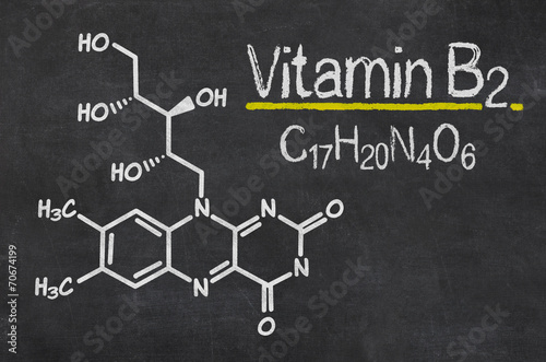 Schiefertafel mit der chemischen Formel von Vitamin B2