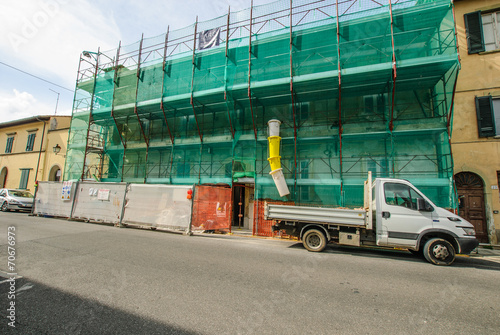 Cantiere edilizio palazzo, ponteggi sicurezza, autocarro photo