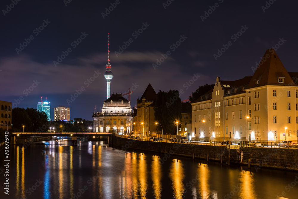 Fototapeta premium Berliner Fernsehturm und Museumsinsel bei Nacht
