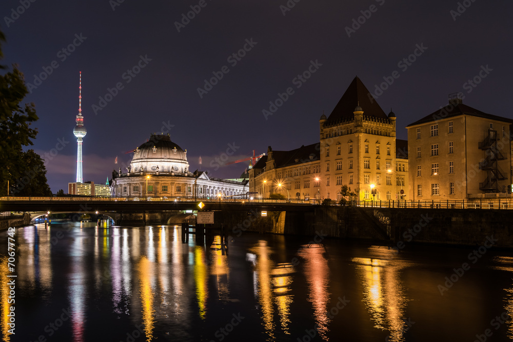 Berliner Fernsehturm und Museumsinsel bei Nacht