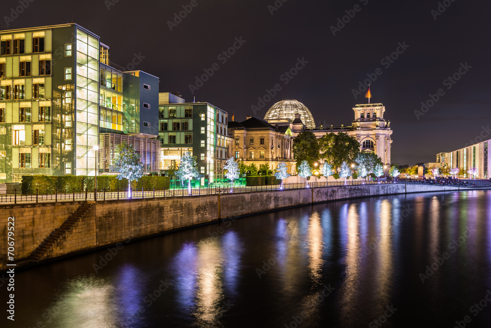 Reichstag und Reichstagufer in Berlin bei Nacht