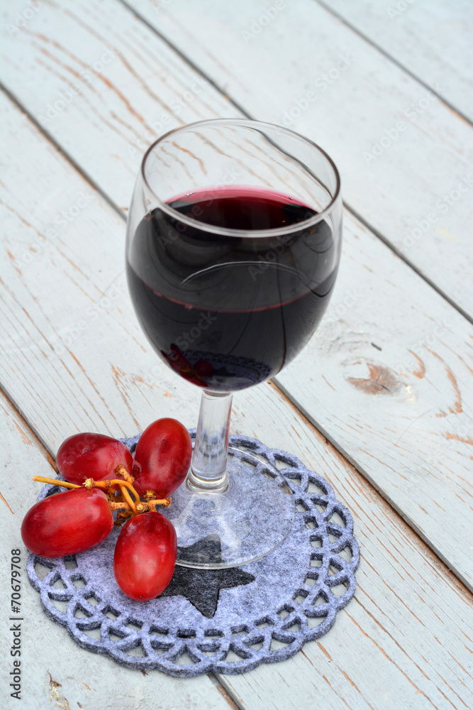 Glas rode wijn op onderzetter Stock Photo |