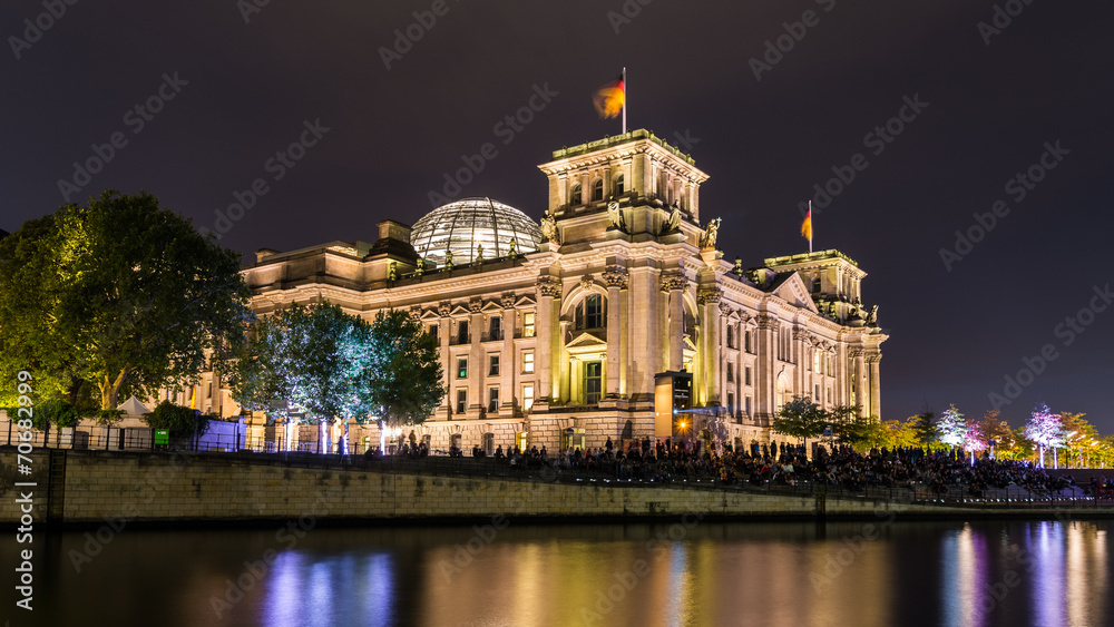 Reichstagsgebäude in Berlin bei Nacht