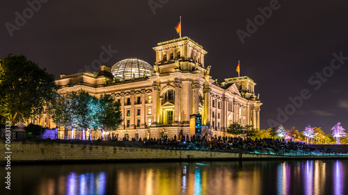 Reichstagsgebäude in Berlin bei Nacht