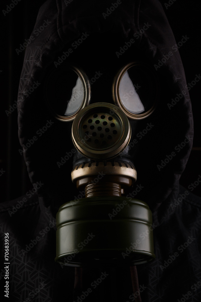 Hombre con máscara de gas. Hombre con máscara de gas.