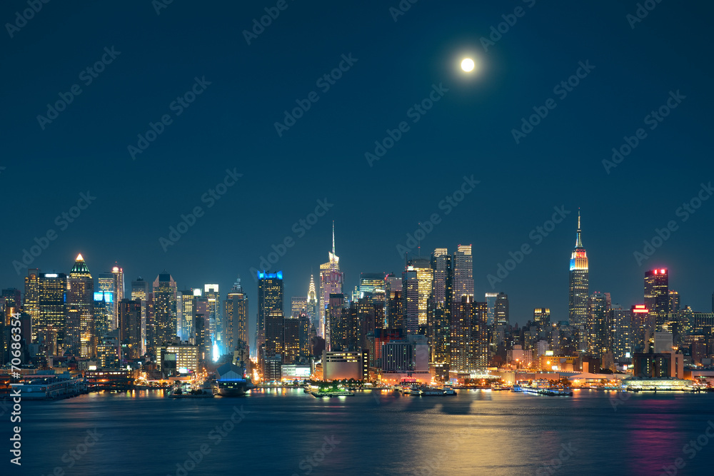 Fototapeta premium Moon Rise Manhattan