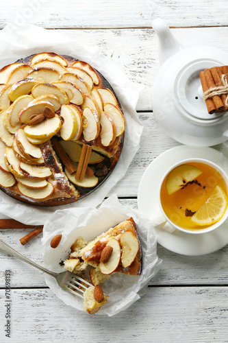 Foto Homemade apple pie served on table, close-up