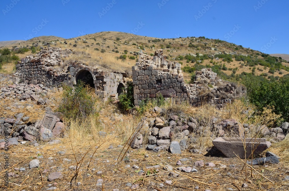 Руины построек и хачкары 5-7 веков в монастыре Тсахацкар