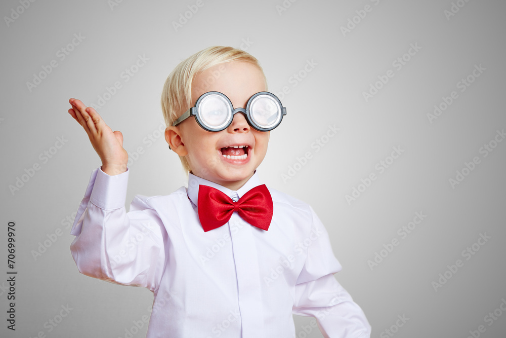 Jubelndes Kind mit Brille lacht Jubelndes Kind mit Brille lacht