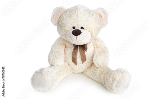 Weißer Teddybär freigestellt auf Weiß © Jeanette Dietl