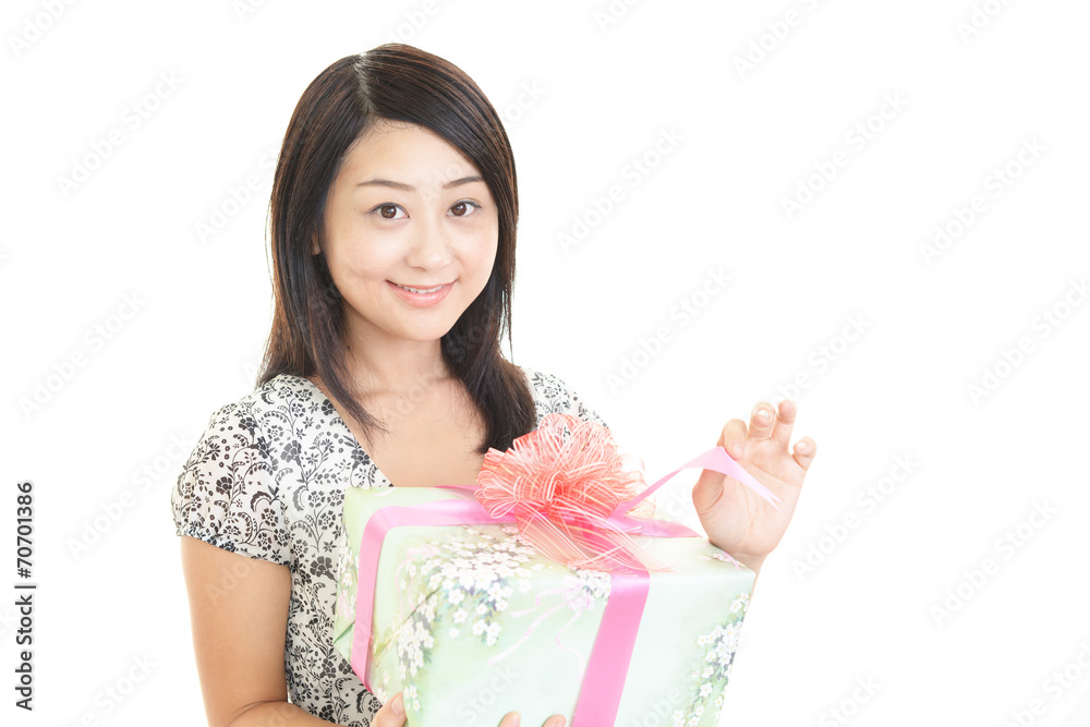プレゼントを持つ笑顔の女性