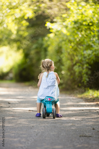 Junges Mädchen sitzt auf Spielzeug Fahrrad im Park