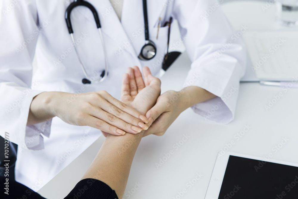 Doctor to measure the pulse of the wrist Doctor to measure the pulse of the wrist