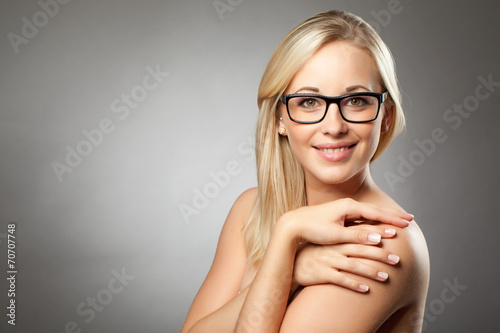 Blonde Frau trägt Brille