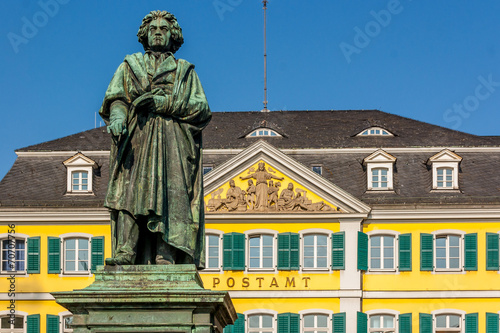 6506 Bonn - Beethovendenkmal mit alter Post