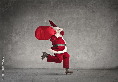 Schilderij op canvas Santa Claus skating fast