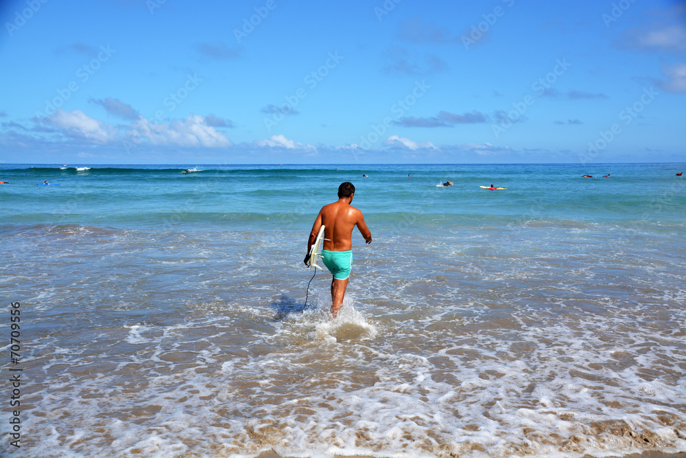 practicando surf