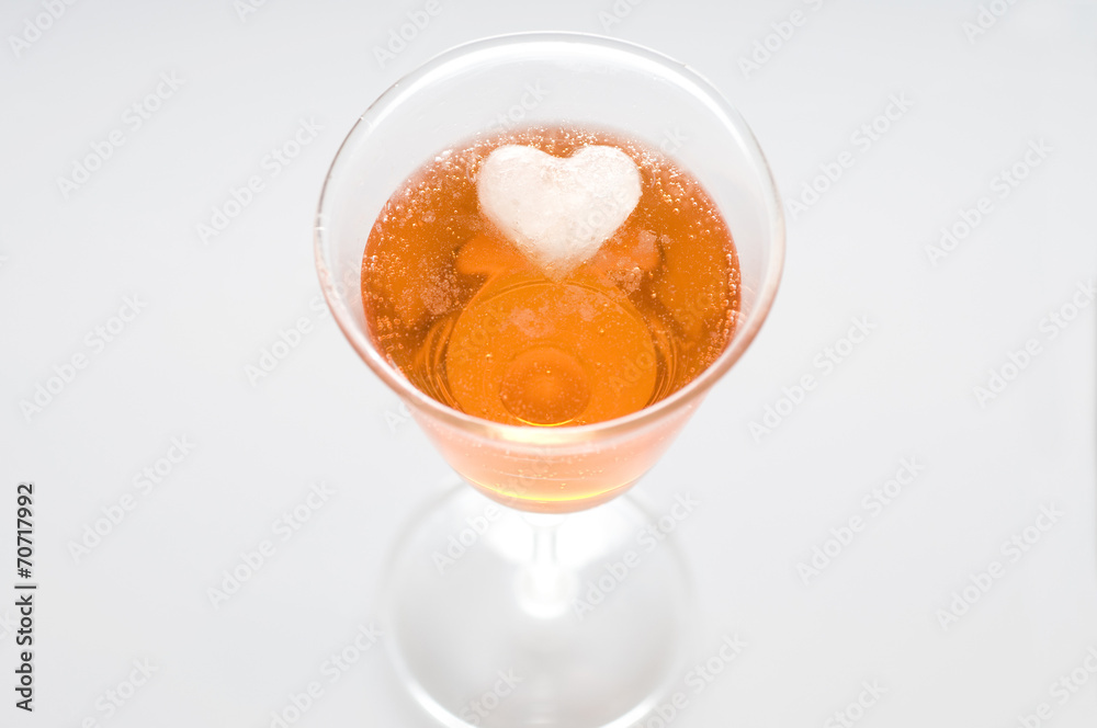 Aperol spritz mit herzförmigem Eiswürfel Aperol spritz mit herzförmigem Eiswürfel