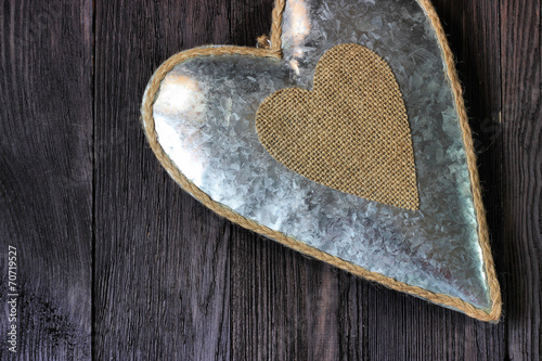 Obraz na płótnie Metal heart on dark wood w salonie