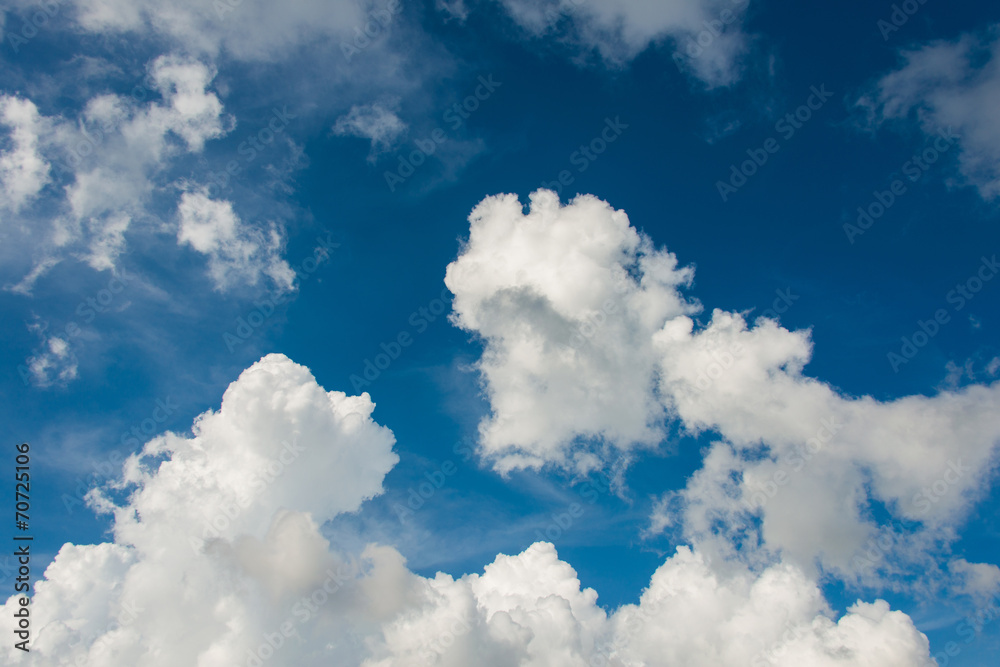 Obraz premium Cloudscape of bright blue sky