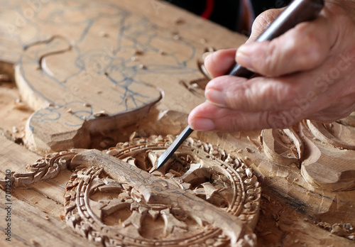 Foto Hands of the craftsman carving a bas-relief.