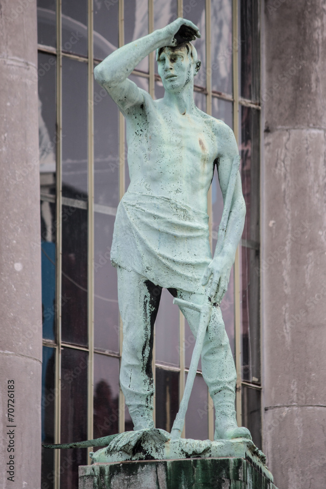Naklejka premium standbeeld zomer of de maaier Kruidtuin Brussel