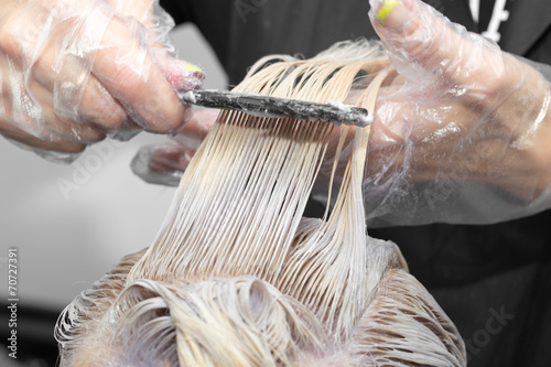 Konstfotografi hair coloring in the salon