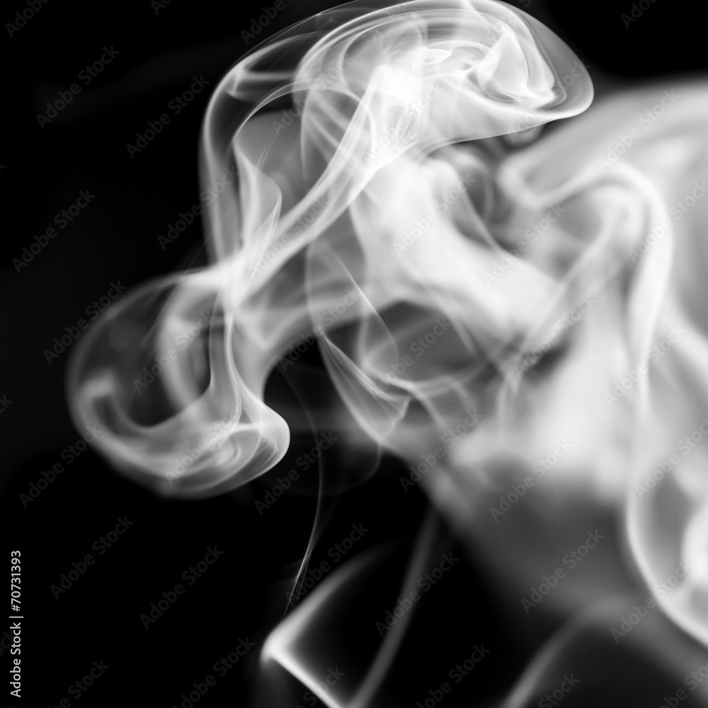 Obraz premium Biały dym na czarnym tle