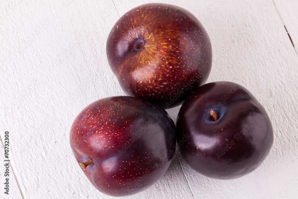 Obraz premium Fresh ripe red plums