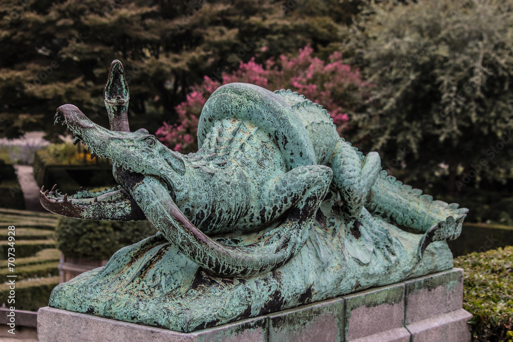 Fototapeta premium standbeeld krokodil met slang Kruidtuin Brussel