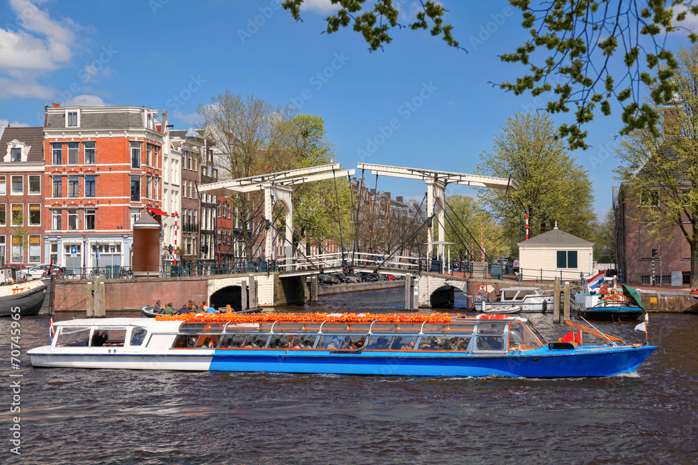 Obraz premium Amsterdam city with boats on canal in Holland