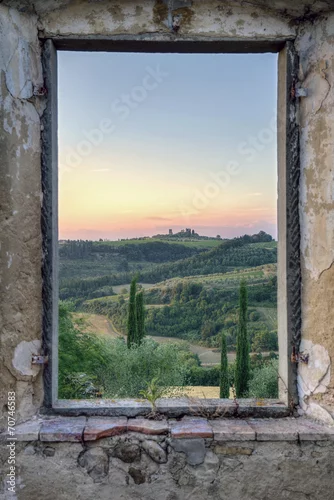 Fototapeta Widok w ramce ze starego okna 1